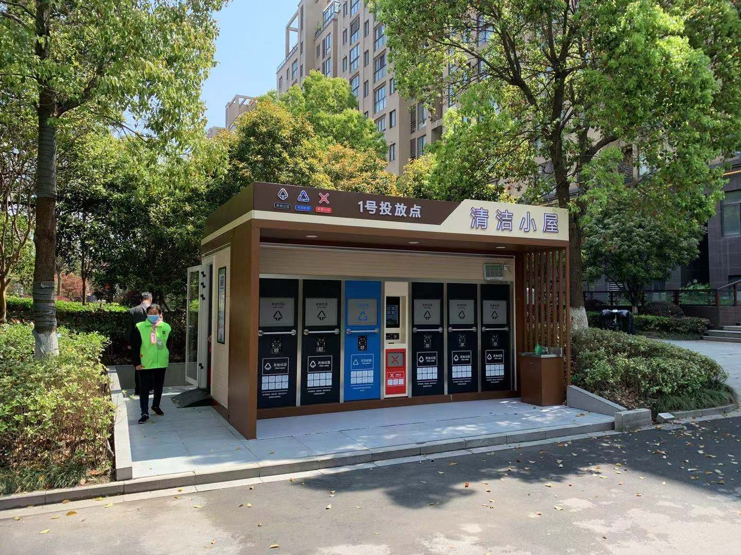 居民正在投递垃圾